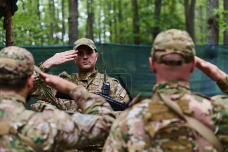 Foto de Un soldado dedicado saluda a su unidad de élite, mostrando camaradería y disposición para las operaciones militares más peligrosas. - Imagen libre de derechos