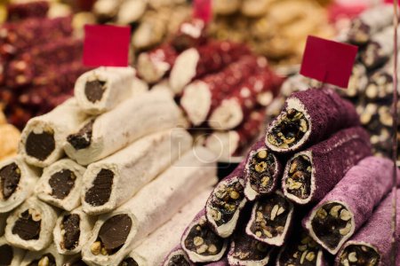 Téléchargez les photos : Plongez-vous dans la tapisserie vibrante de la scène culinaire hamster alors que vous régalez vos yeux sur un éventail alléchant de bonbons et de pâtisseries turques traditionnelles bordant les rues animées, vous invitant - en image libre de droit