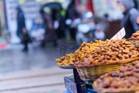 Foto de Fechas recién cosechadas, empacadas y listas para la venta, ofrecen un sabor de otoño en las calles de Estambul. - Imagen libre de derechos