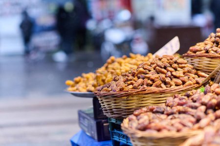 Téléchargez les photos : Les dates fraîchement récoltées, emballées et prêtes à la vente, offrent un avant-goût de l'automne dans les rues d'Istanbul. - en image libre de droit