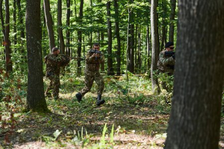 Una unidad militar antiterrorista especializada lleva a cabo una operación encubierta en bosques densos y peligrosos, demostrando precisión, disciplina y preparación estratégica. 