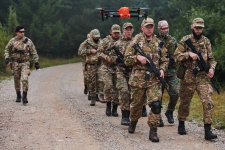 Eine militärische Eliteeinheit, angeführt von einem Major, marschiert selbstbewusst durch dichten Wald und zeigt Präzision, Disziplin und Bereitschaft für hochriskante Operationen. 