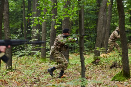Foto de Una unidad militar disciplinada y especializada, vestida de camuflaje, patrullando estratégicamente y manteniendo el control en un entorno de alto riesgo, mostrando su precisión, unidad y disposición para - Imagen libre de derechos