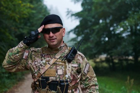Un soldado dedicado saluda a su unidad de élite, mostrando camaradería y disposición para las operaciones militares más peligrosas. 