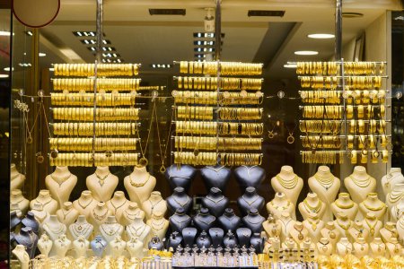 Téléchargez les photos : Golden Splendor, exquis bijoux en or fabriqués à la main exposés dans les rues animées et les ateliers traditionnels d'Istanbul. - en image libre de droit