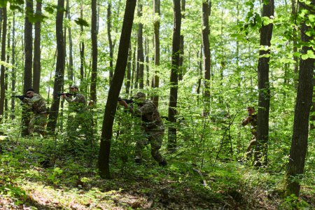 Eine spezialisierte militärische Antiterroreinheit führt eine verdeckte Operation in dichtem, gefährlichem Waldgebiet durch und demonstriert Präzision, Disziplin und strategische Bereitschaft. 