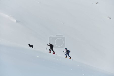Téléchargez les photos : Un groupe d'alpinistes professionnels gravit un pic enneigé dangereux à l'aide d'équipements de pointe. - en image libre de droit