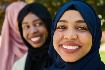 Téléchargez les photos : Une représentation symbolique de l'unité et de la fraternité en tant que groupe de femmes musulmanes du Moyen-Orient, portant des hijabs, se réunissent pour une photographie collective - en image libre de droit