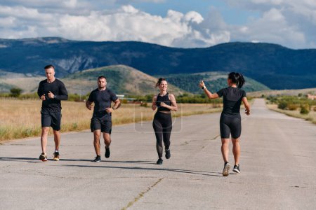 Ein professionelles Leichtathletik-Team, das rigoros trainiert und in Vorbereitung auf einen bevorstehenden Marathon Höchstleistungen erbringt. 