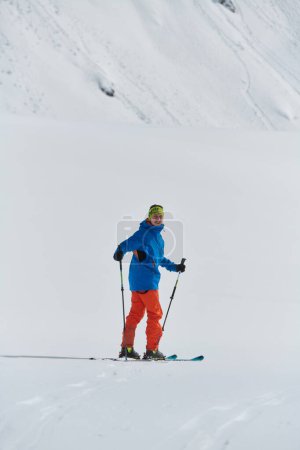 Un skieur solitaire brave les éléments lors d'une ascension périlleuse jusqu'au sommet d'un pic alpin.