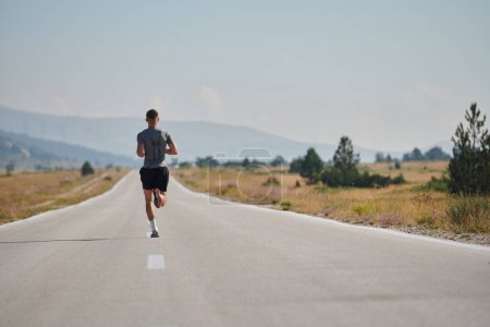 Un corredor de maratón altamente motivado muestra una determinación inquebrantable mientras entrena sin descanso para su próxima carrera, impulsado por su ardiente deseo de alcanzar sus objetivos. 
