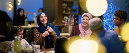 Los abuelos llegan a sus hijos y nietos reuniéndose para iftar en un restaurante durante el mes sagrado del Ramadán, llevando regalos y compartiendo momentos preciados de amor, unidad y