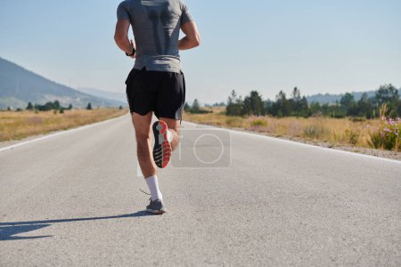 Un corredor de maratón altamente motivado muestra una determinación inquebrantable mientras entrena sin descanso para su próxima carrera, impulsado por su ardiente deseo de alcanzar sus objetivos. 