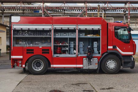 Foto de Un camión de bomberos de última generación, equipado con tecnología de rescate avanzada, está listo con su equipo de bomberos calificados, preparados para intervenir y responder rápidamente a las emergencias, garantizando la seguridad - Imagen libre de derechos