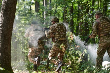 Eine spezialisierte militärische Antiterroreinheit führt eine verdeckte Operation in dichtem, gefährlichem Waldgebiet durch und demonstriert Präzision, Disziplin und strategische Bereitschaft. 