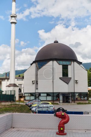 Una vista impresionante de la hermosa mezquita en la ciudad de Novi Travnik, Bosnia Central, mostrando sus impresionantes detalles arquitectónicos y reflejando el rico patrimonio cultural y religioso de la