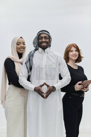 Arabische Geschäftsfrau steht selbstbewusst neben zwei Geschäftsfrauen und porträtiert ein ausgeglichenes und vielfältiges Team, das Ehrgeiz, Innovation und visionäre Führung vor einem makellosen weißen Hintergrund verkörpert