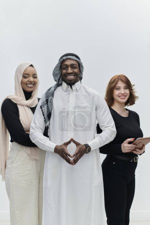 Arabische Geschäftsfrau steht selbstbewusst neben zwei Geschäftsfrauen und porträtiert ein ausgeglichenes und vielfältiges Team, das Ehrgeiz, Innovation und visionäre Führung vor einem makellosen weißen Hintergrund verkörpert
