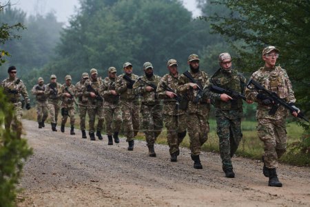 Eine militärische Eliteeinheit, angeführt von einem Major, marschiert selbstbewusst durch dichten Wald und zeigt Präzision, Disziplin und Bereitschaft für hochriskante Operationen. 