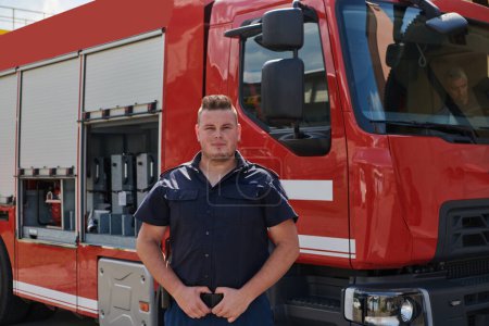 Ein selbstbewusster Feuerwehrmann posiert vor einem modernen Feuerwehrauto und strahlt Stolz, Stärke und Einsatzbereitschaft aus..