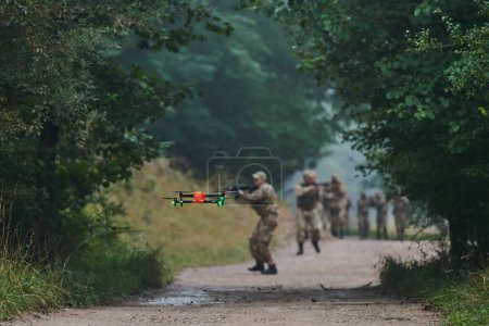 Unidad militar de élite desfilando y asegurando el bosque, utilizando drones para el escaneo y reconocimiento del terreno, mostrando sus habilidades avanzadas y entrenamiento especializado en operaciones de alto riesgo.