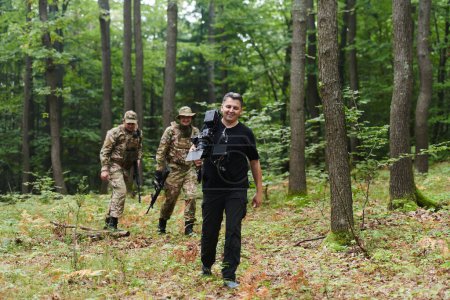 Ein Videofilmer hält die Intensität einer gefährlichen Militäroperation fest, dokumentiert Soldaten im Einsatz inmitten des dichten Waldes und zeigt die gefährlichen Bedingungen und taktischen Manöver, die von