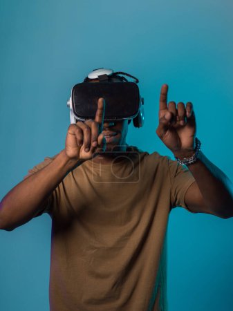 Eingebettet in einen digitalen Raum navigiert ein afroamerikanischer Mann mit einer VR-Brille durch die virtuelle Landschaft, indem er mit taktilen Gesten mit virtuellen Objekten interagiert und eine harmonische Mischung aus