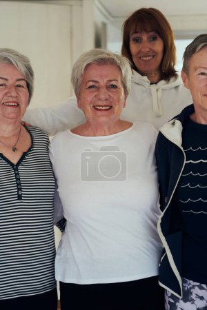 Una vibrante comunidad de mujeres mayores, guiadas por su instructora, abraza el enriquecedor viaje del yoga, fomentando la unidad, el bienestar y un compromiso compartido con el envejecimiento activo.. 
