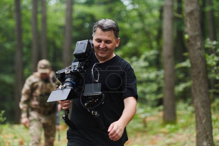 Ein Videofilmer hält die Intensität einer gefährlichen Militäroperation fest, dokumentiert Soldaten im Einsatz inmitten des dichten Waldes und zeigt die gefährlichen Bedingungen und taktischen Manöver, die von