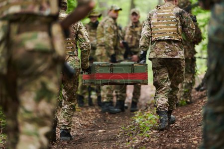 Unidad militar de élite, camuflada, transporta una caja de municiones a través del denso bosque, personificando la preparación estratégica y la precisión en su misión encubierta. 