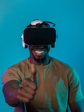 Afroamerikaner mit Virtual-Reality-Brille zeigt zufrieden und beeindruckt, gestikuliert mit nach oben gerichteter Hand, während er isoliert vor einem leuchtend gelben Hintergrund steht