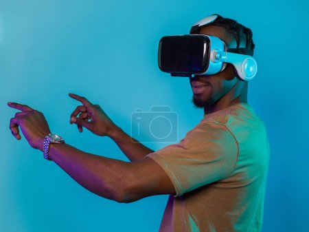 Inmerso en un reino digital, un hombre afroamericano navega por el paisaje virtual con gafas VR, utilizando gestos táctiles para interactuar con objetos virtuales, mostrando una mezcla armoniosa de