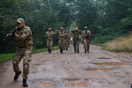 Un grupo de soldados de élite lleva cautivos a través de un campamento militar, mostrando un ambiente tenso de detención y operaciones de seguridad. 