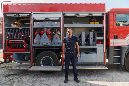 Un bombero confiado toma una pose frente a un camión de bomberos moderno, exudando orgullo, fuerza y preparación para la respuesta de emergencia.
