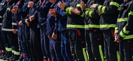 Eine Gruppe von Feuerwehrleuten stellte sich auf, salutierte mit der Fahne, applaudierte solidarisch und rüstete sich für intensive Trainingseinheiten, in denen sie ihr unerschütterliches Engagement für Dienst und Teamwork unter Beweis stellten.
