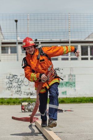 Ein Feuerwehrmann in professioneller Kleidung durchläuft eine strenge Ausbildung, um sich auf die Gefahren vorzubereiten, die ihn im Dienst erwarten.