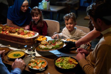 Dans cette vue aérienne captivante, une délicieuse nourriture ornée de décorations Ramadan, y compris des dattes et de la viande, attend l'arrivée d'une famille islamique européenne, promettant un iftar festif et savoureux