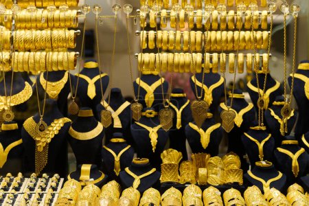 Goldener Glanz, exquisiter handgefertigter Goldschmuck, der in den geschäftigen Straßen und traditionellen Werkstätten Istanbuls ausgestellt wird. 