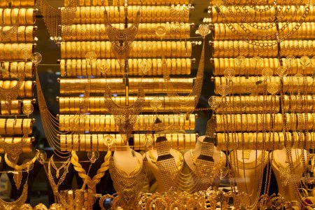 Goldener Glanz, exquisiter handgefertigter Goldschmuck, der in den geschäftigen Straßen und traditionellen Werkstätten Istanbuls ausgestellt wird. 