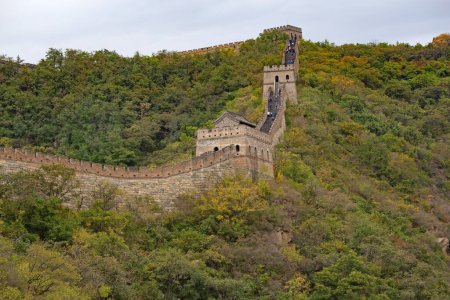 Téléchargez les photos : Grande Muraille célèbre de Chine, section Mutianyu, situé à proximité de la ville de Pékin - en image libre de droit
