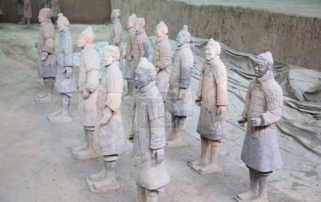Foto de XIAN, CHINA - 8 de octubre de 2017: Famoso ejército de terracota en Xian, China. El mausoleo de Qin Shi Huang, el primer emperador de China, contiene una colección de esculturas de terracota de hombres armados y caballos.
. - Imagen libre de derechos