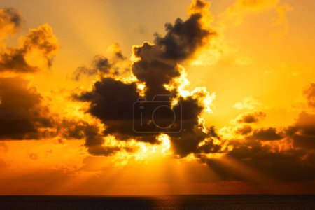 Téléchargez les photos : Dramatic sunset over the Atlantic ocean (Caribbean sea) - en image libre de droit