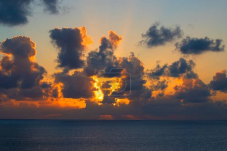 Téléchargez les photos : Coucher de soleil spectaculaire sur l'océan Atlantique (mer des Caraïbes) - en image libre de droit