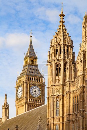 Téléchargez les photos : Célèbre tour de l'horloge Big Ben à Londres, Royaume-Uni. - en image libre de droit