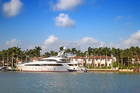 Téléchargez les photos : Villas de luxe à Miami plage, Floride Etats-Unis - en image libre de droit
