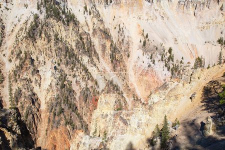 Téléchargez les photos : Cascade et canyon dans le parc national de Yellowstone, Wyoming, États-Unis - en image libre de droit