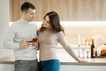 Foto de Feliz casado chico marido y esposa beber vino tinto celebrar juntos en casa, concepto de familia - Imagen libre de derechos