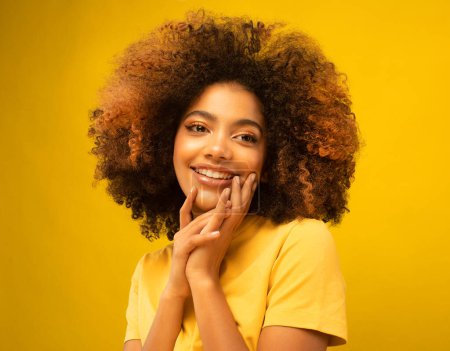 Foto de Estilo de vida, la belleza y el concepto de la gente: Joven hermosa mujer afroamericana cara cerca de los dientes sonrisa feliz emoción positiva. - Imagen libre de derechos