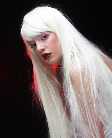 Téléchargez les photos : Jeune femme avec maquillage lumineux et cheveux blancs.. Mode, personnes et concept de fête. - en image libre de droit