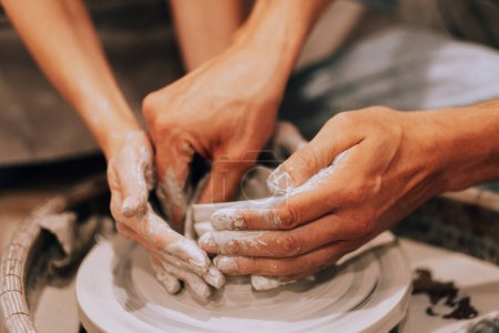 Foto de Jarrón de cerámica de molde de pareja en un taller de cerámica. Concepto de estilo de vida. - Imagen libre de derechos